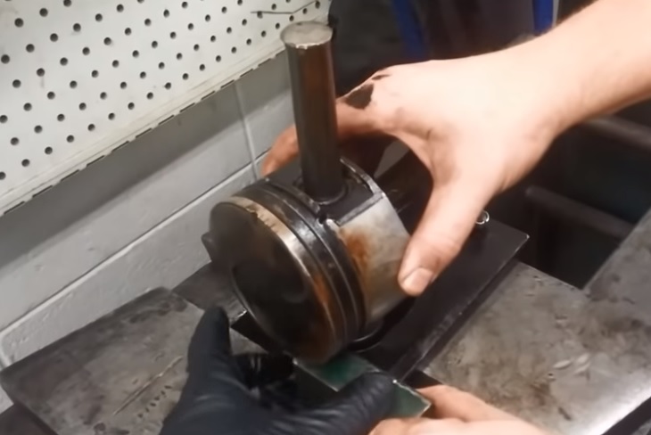 Pressing a wrist pin out